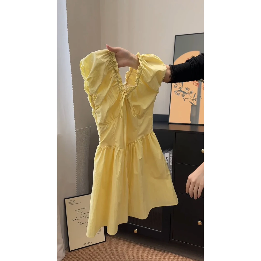 夏季女装2025新款超火气质减龄高级感海边度假黄色收腰无袖连衣裙