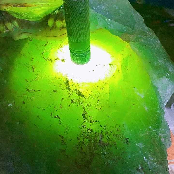 未镶嵌蛇纹石玉珠宝奇石