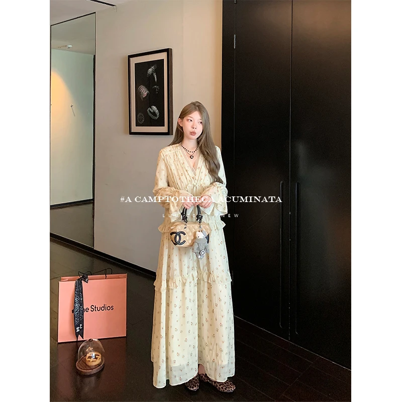 LUU桃喜儿/V领碎花长袖连衣裙女秋冬小众宽松长裙重工设计感裙子