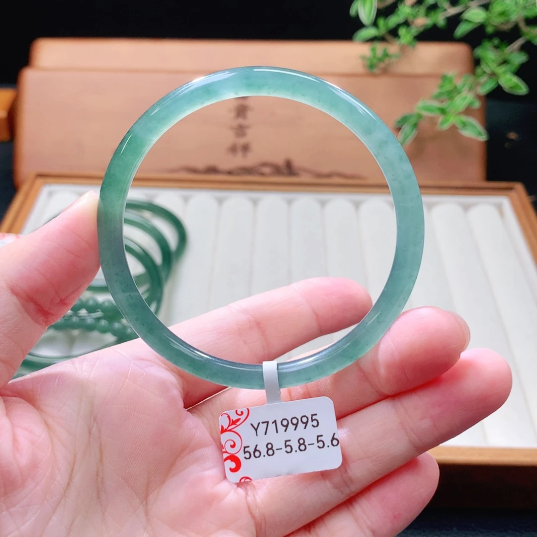 翡翠未镶嵌手镯（圆镯）