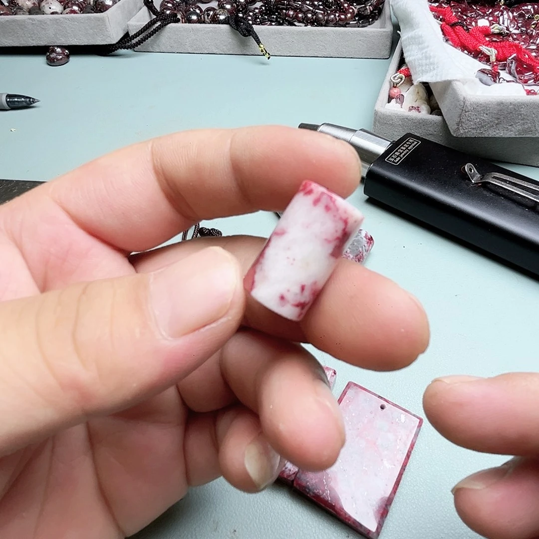 粗砂天然朱砂辰石吊坠