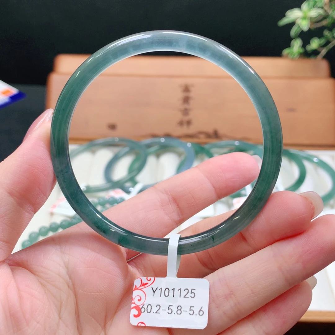 翡翠手镯未镶嵌天然