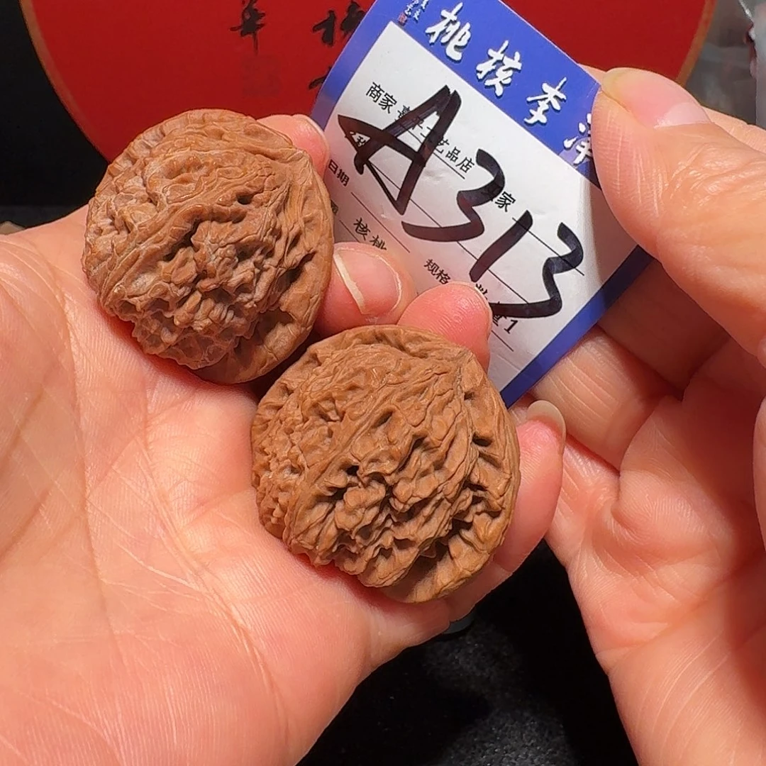 文玩核桃把件39红地闷三角白