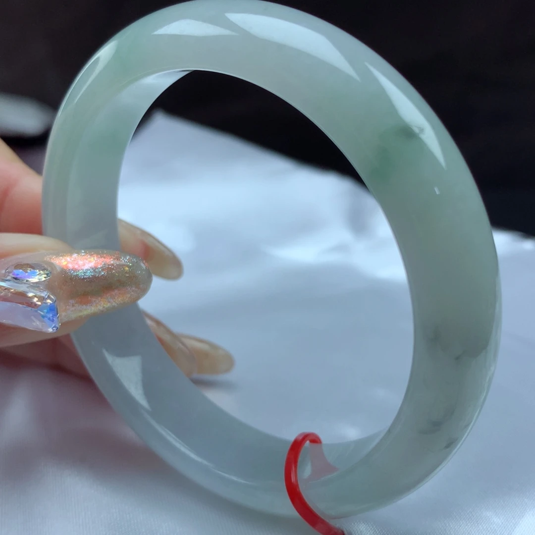 翡翠手镯未镶嵌96710。