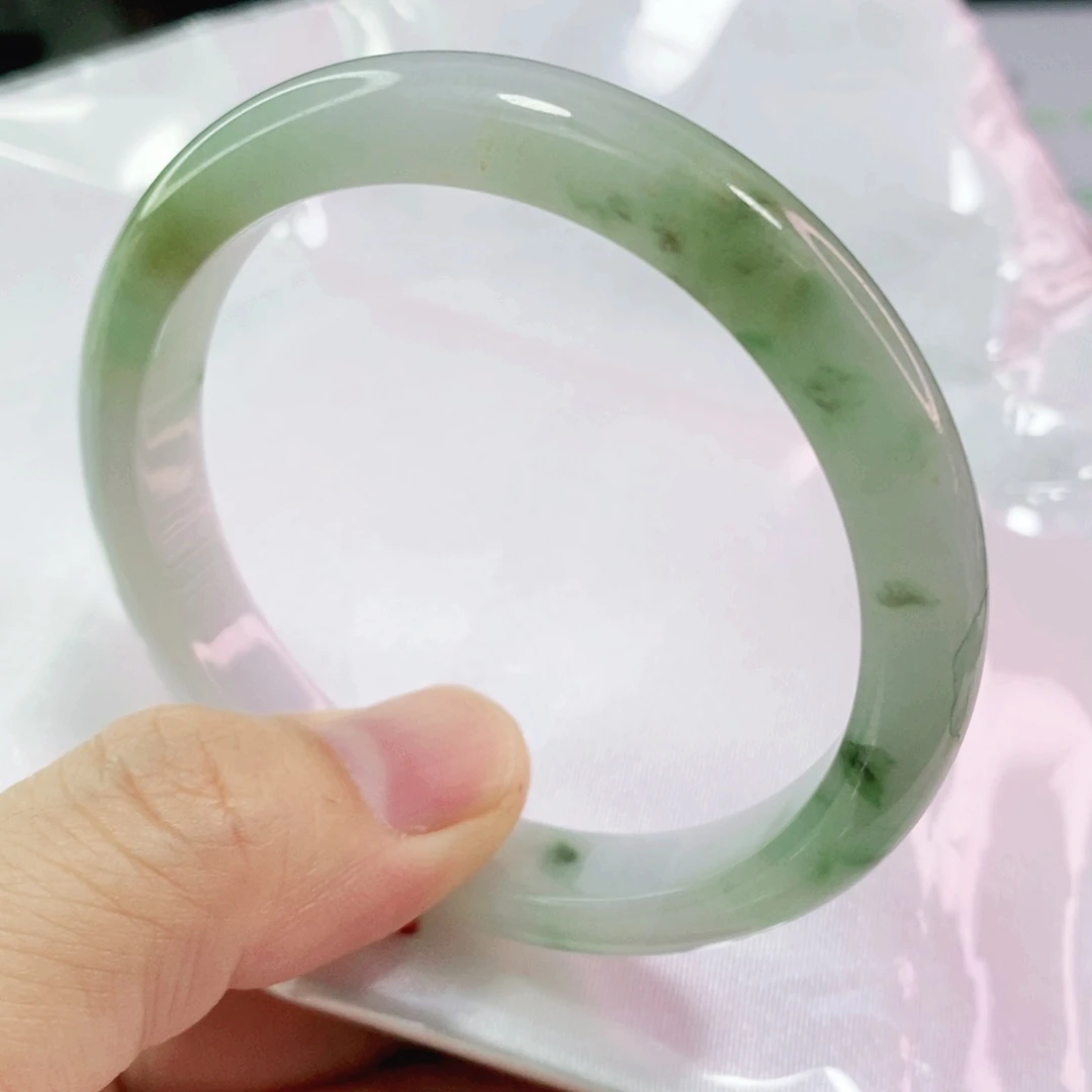 翡翠手镯未镶嵌5556圈口