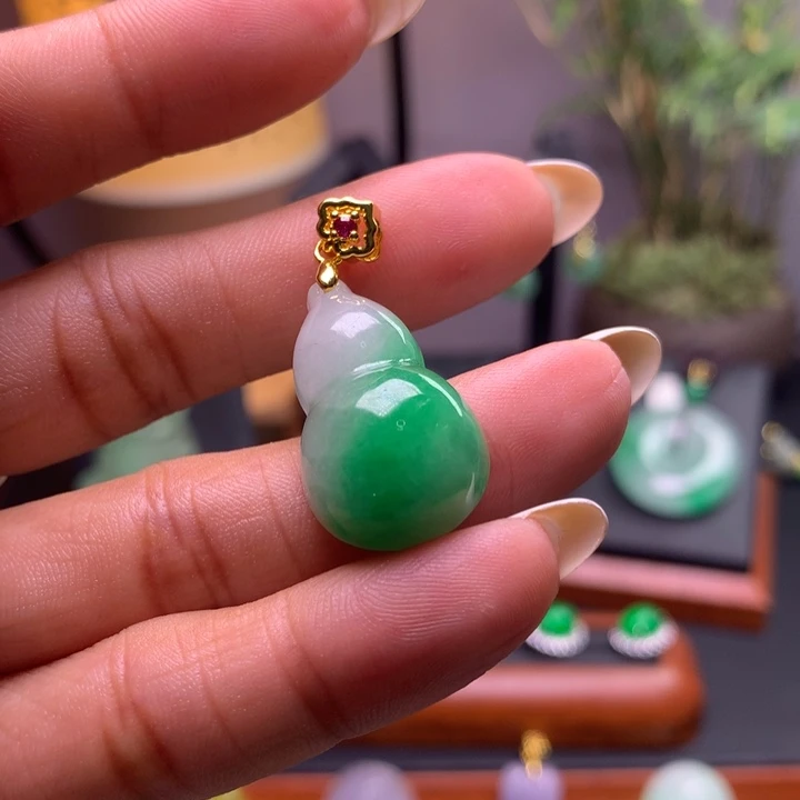 翡翠未镶嵌吊坠(赠链)