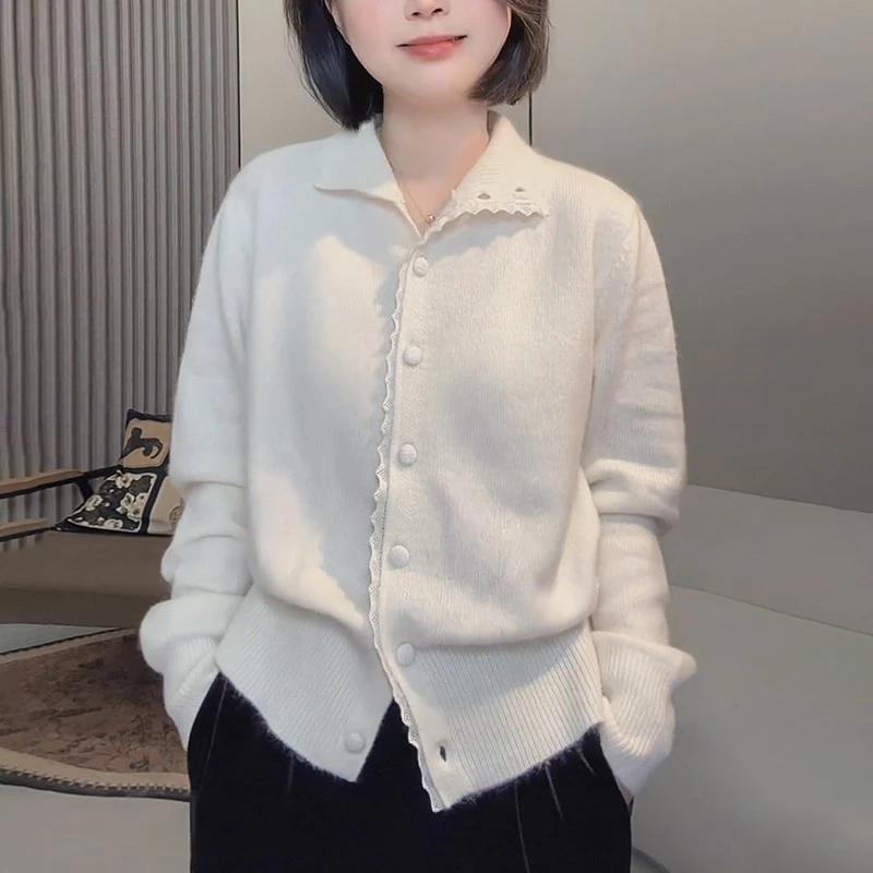 白色翻领毛衣女2025秋冬慵懒风软糯洋气显瘦立领蕾丝针织开衫上衣