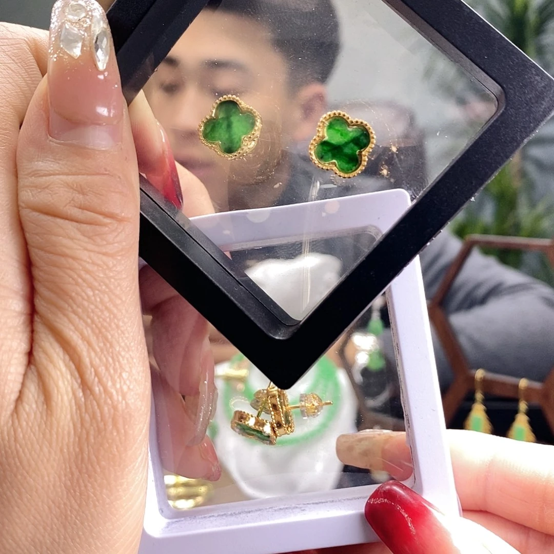 翡翠耳饰未镶嵌多样发其一