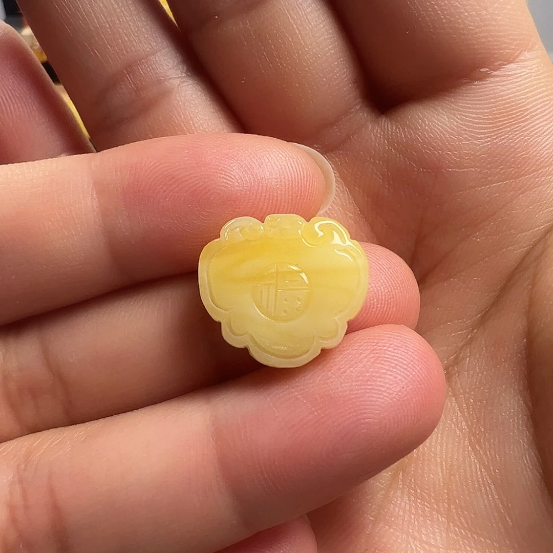 蜜蜡颈饰未镶嵌平安如意锁