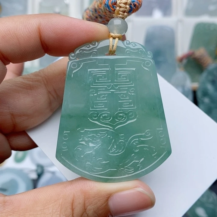 翡翠未镶嵌颈饰无事牌