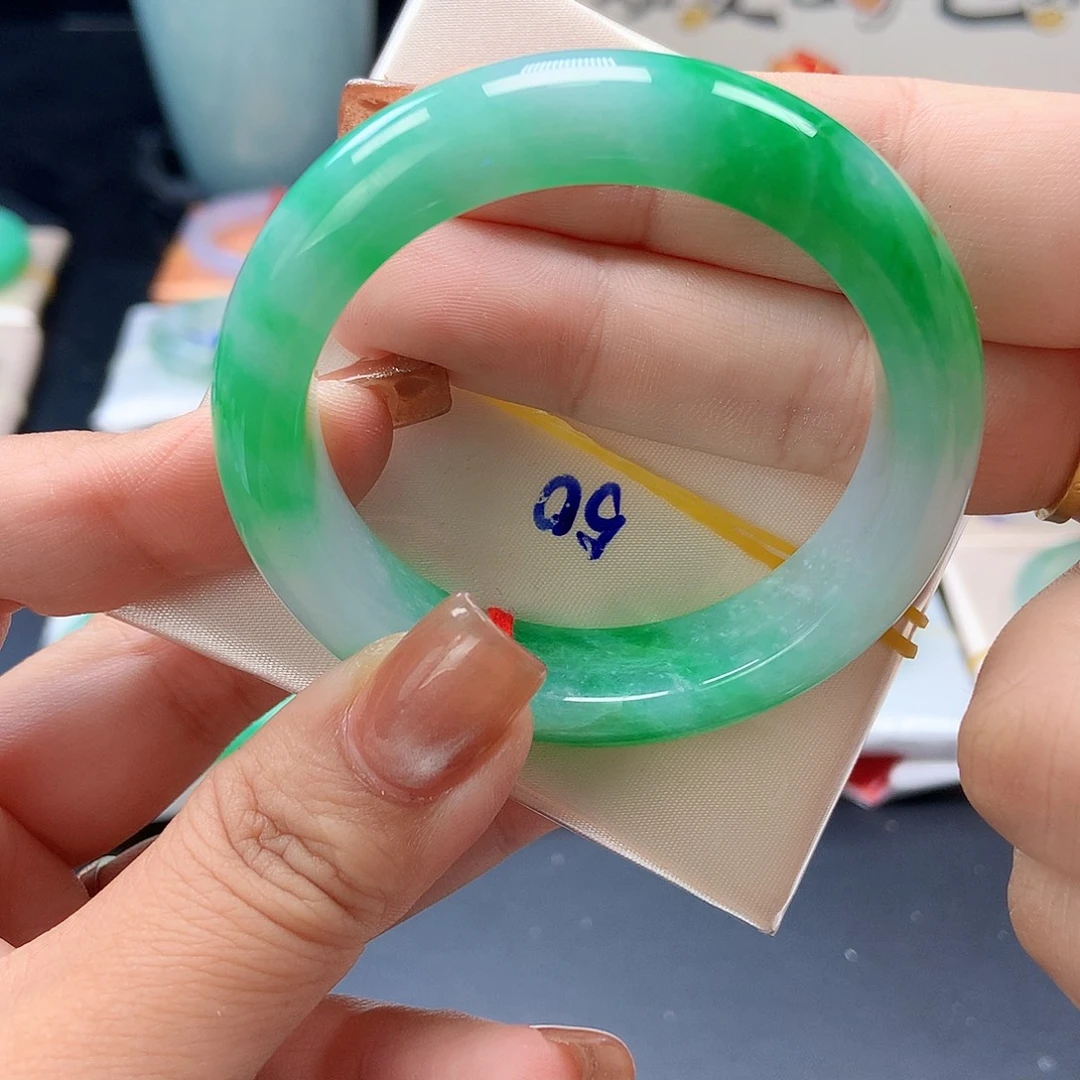 翡翠未镶嵌手镯52号包容大漏