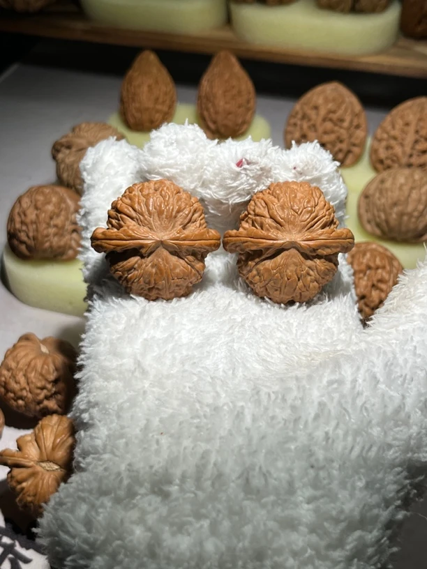 40闷白全品文玩核桃