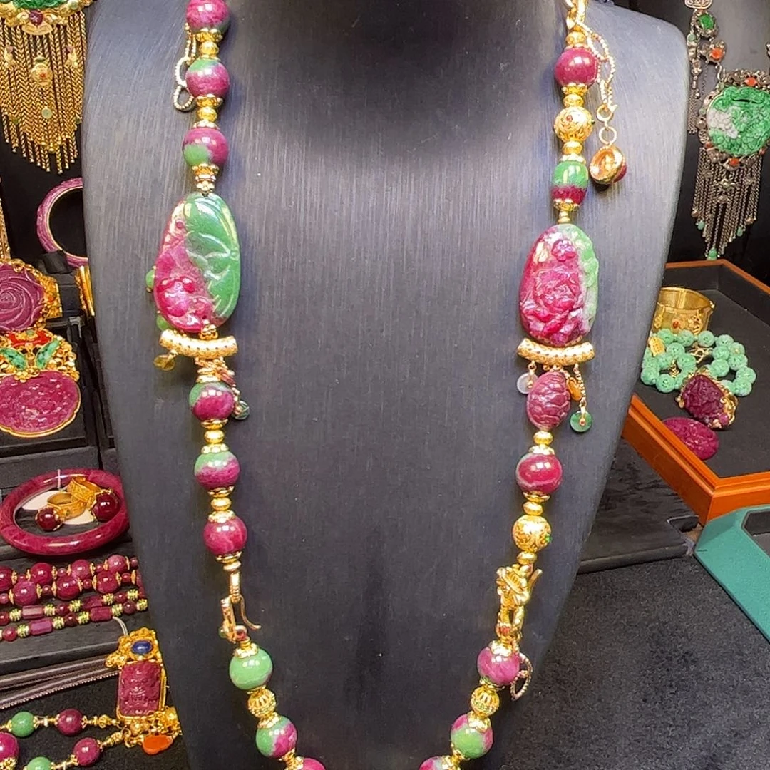 颈饰红宝石未镶嵌