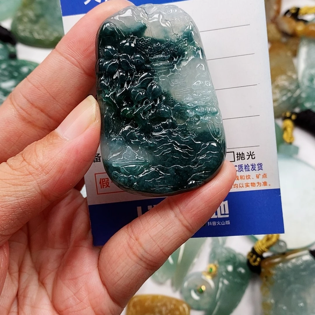 翡翠未镶嵌颈饰山水