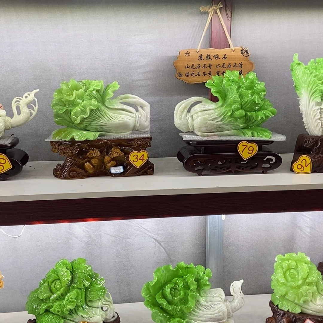 玉岫岩玉摆件是用手工雕刻