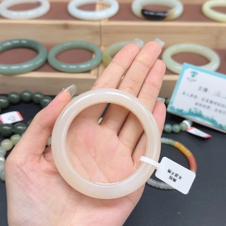 未镶嵌手镯和田玉藕粉