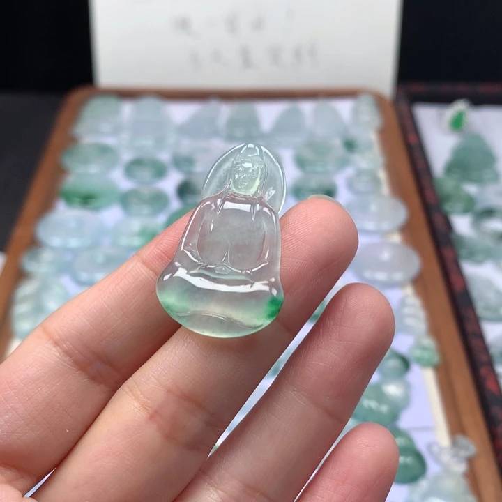 颈饰未镶嵌翡翠冰种飘阳绿素衣观音