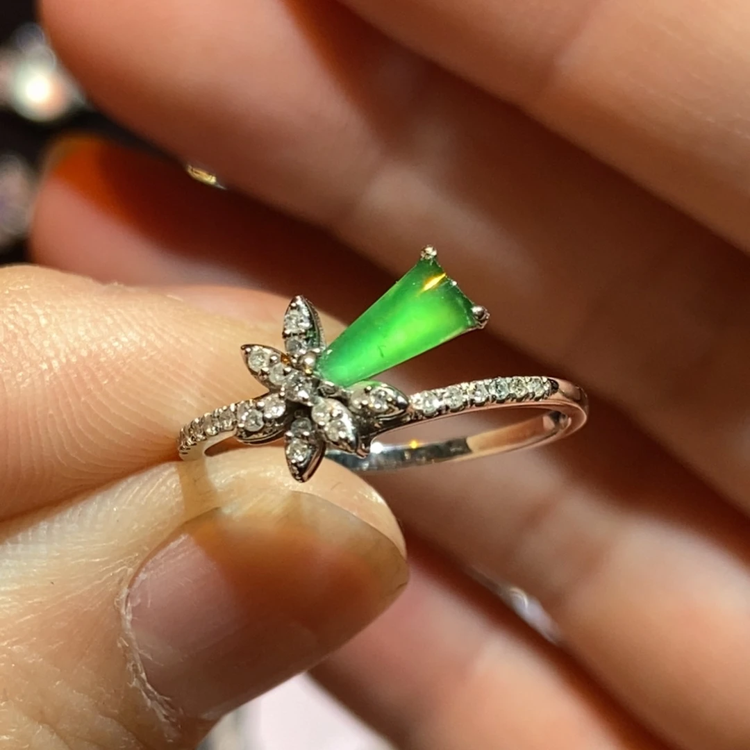 翡翠戒指18K金镶嵌阳绿戒指