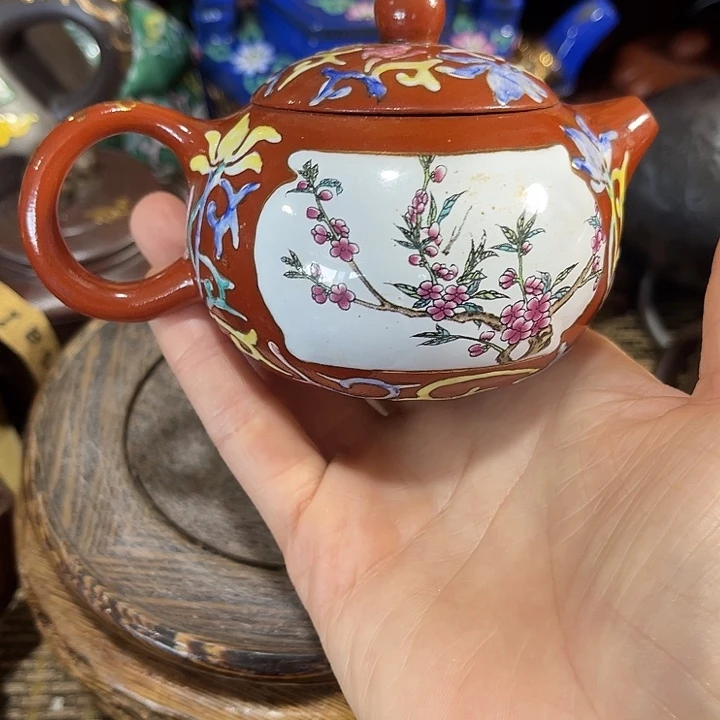 茶壶紫泥原矿泥料手工制作的一把紫砂壶。