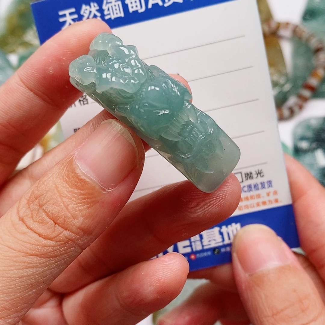 翡翠未镶嵌颈饰龙手牌