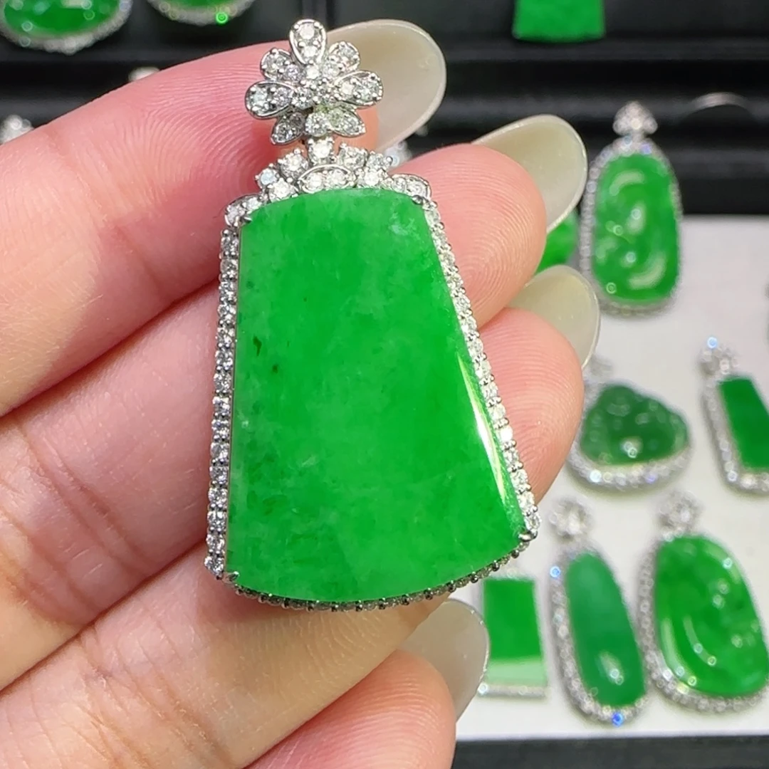 翡翠18K金镶嵌颈饰吊坠