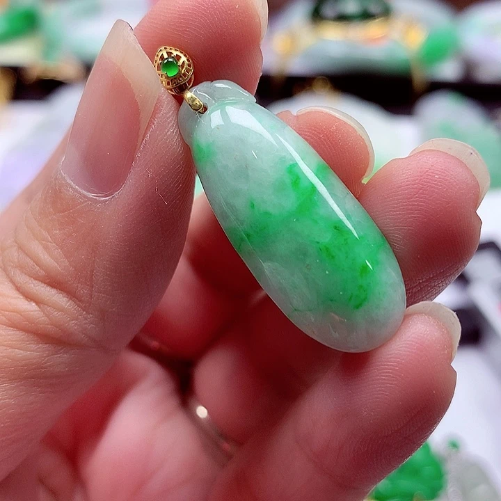 翡翠18K金镶嵌颈饰翡翠