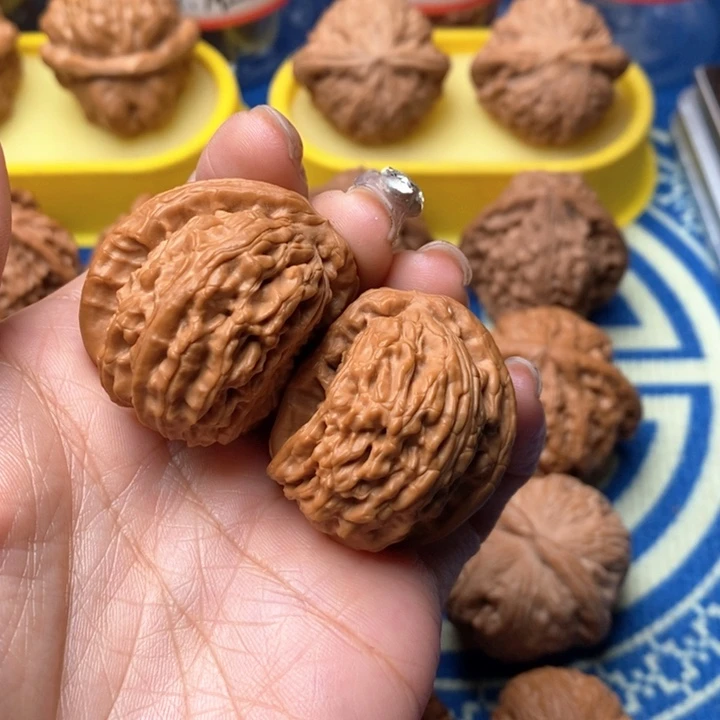 M***翟桃核吊坠白狮子半壁