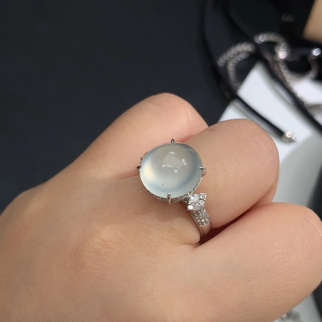 翡翠未镶嵌颈饰玻璃种蛋面