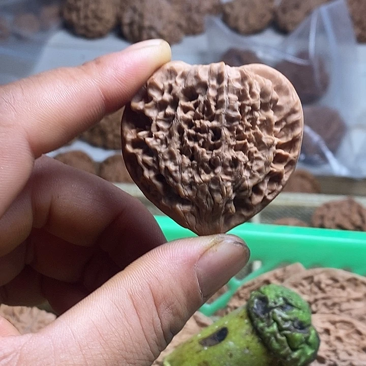 我***哥桃核吊坠官帽压扁