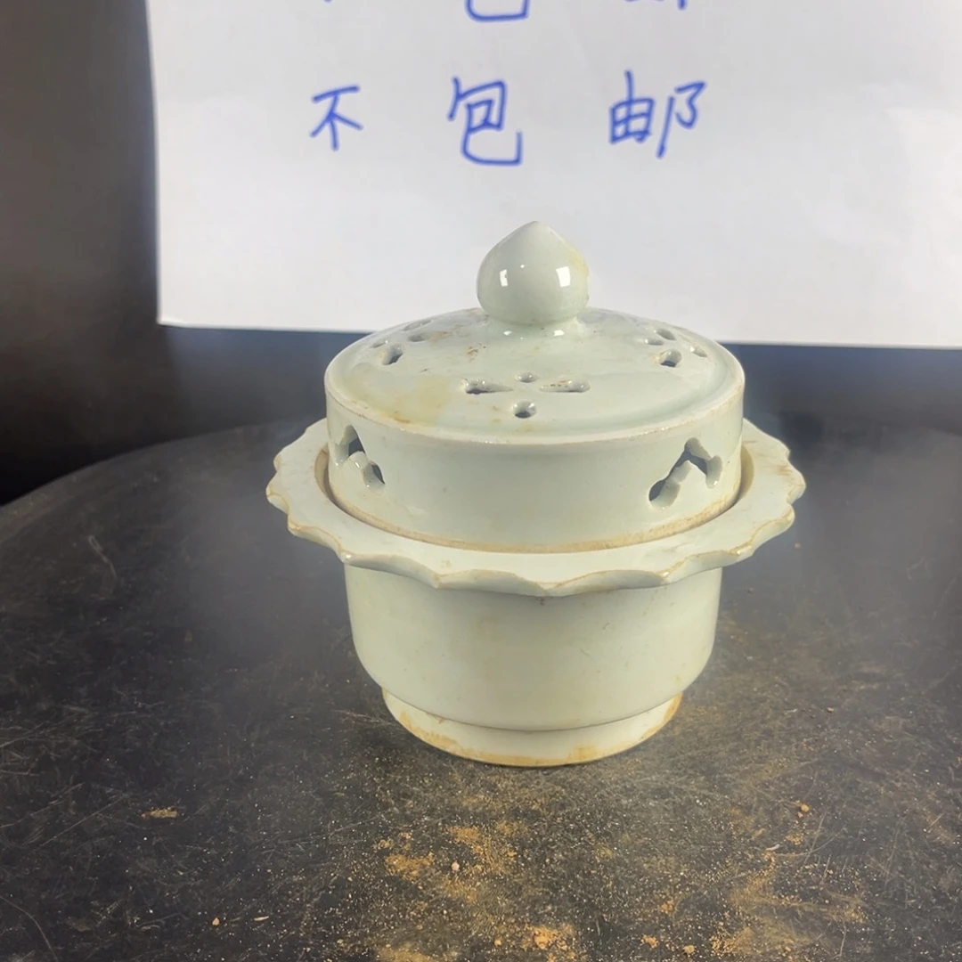 罐漂亮的小瓷器和