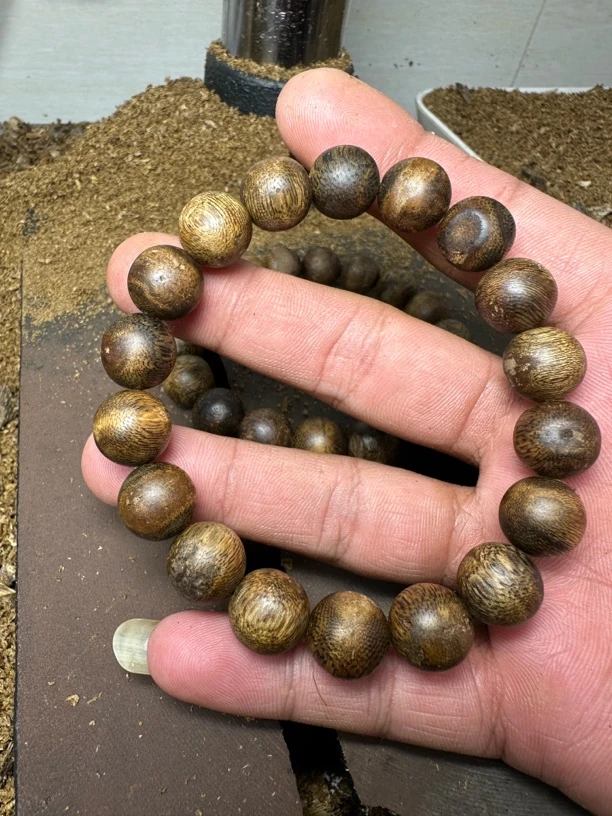 绿奇楠沉香卡1.2规格单圈（瑕疵虫漏珠！）