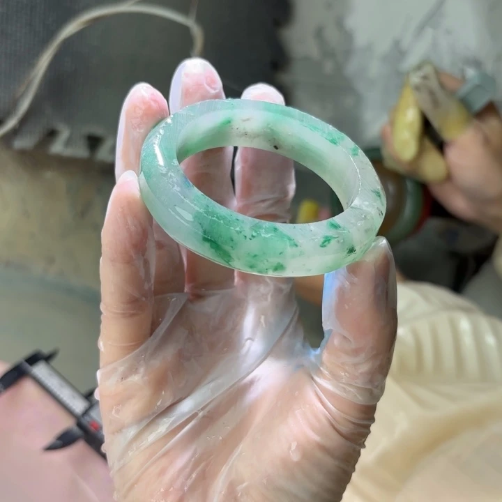 ᰔ****未镶嵌手镯石英质玉（非洲翠）定制