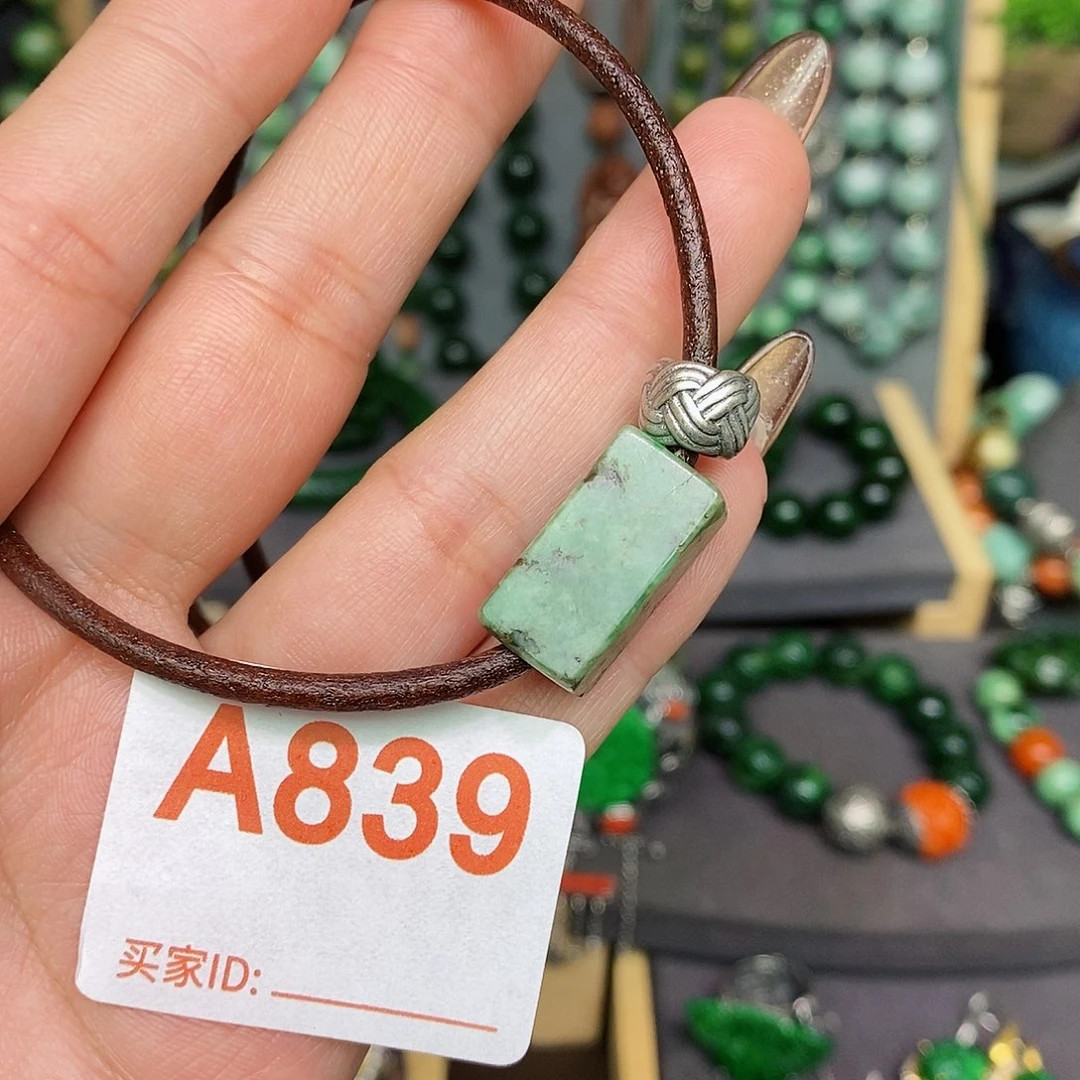 翡翠颈饰未镶嵌漂亮美眉