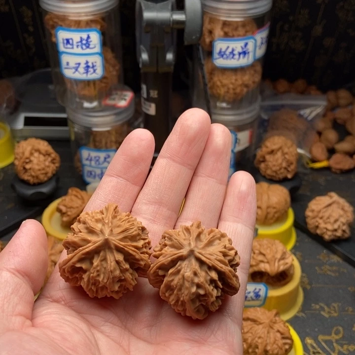 舞***歌文玩核桃吊坠岐山三棱