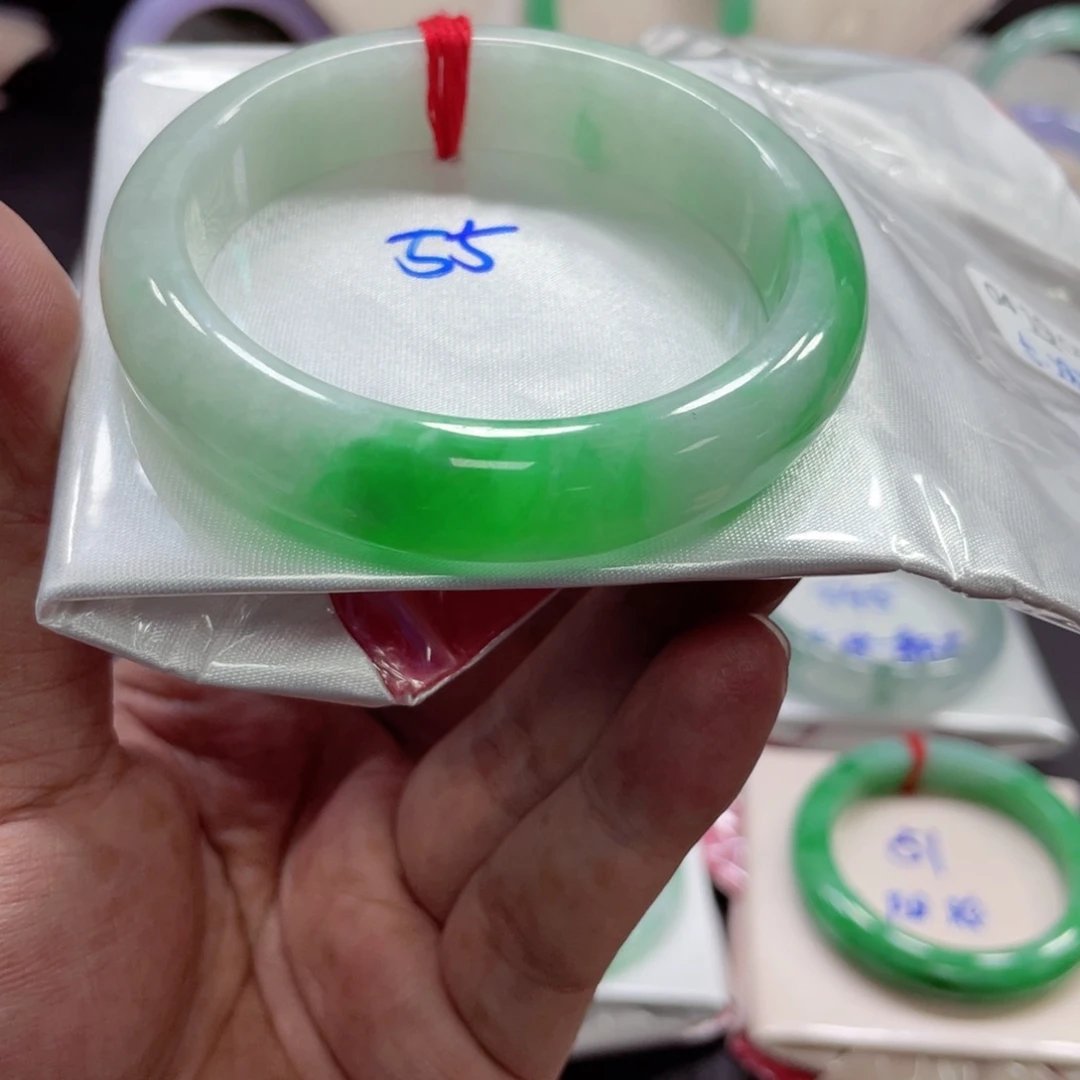 翡翠手镯未镶嵌翡翠