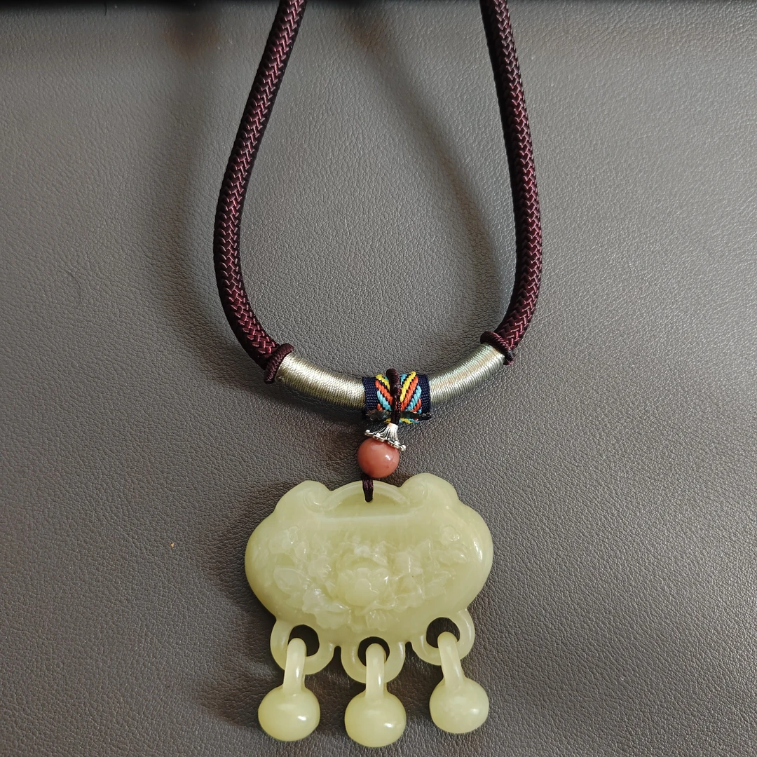 [0045]天然岫玉牡丹花如意锁精美挂件项链复古时尚多样性选其一