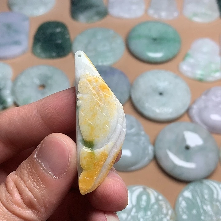 翡翠未镶嵌吊坠(不含链)背面有纹