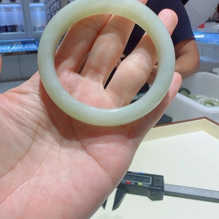 未镶嵌手镯和田玉95