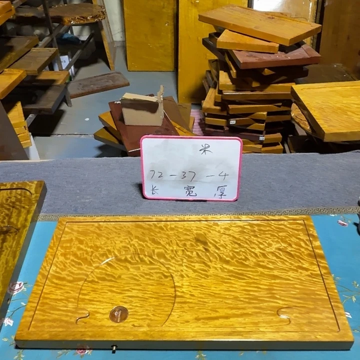 在***这整块实木根雕茶盘