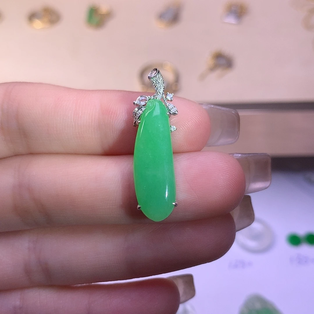 翡翠挂件18K金镶嵌福瓜