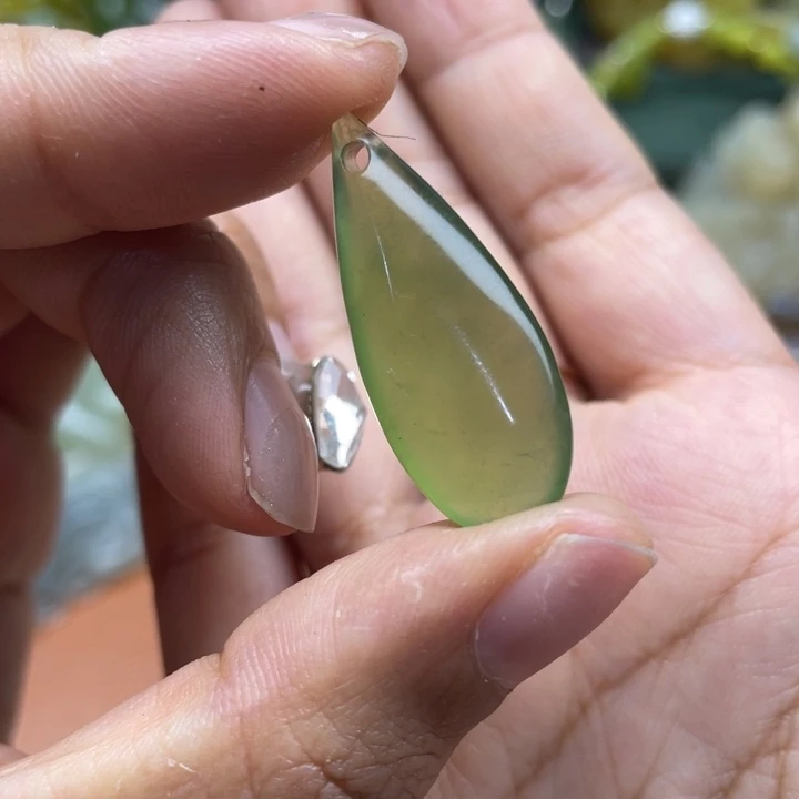 沈***外蛇纹石玉未镶嵌吊坠