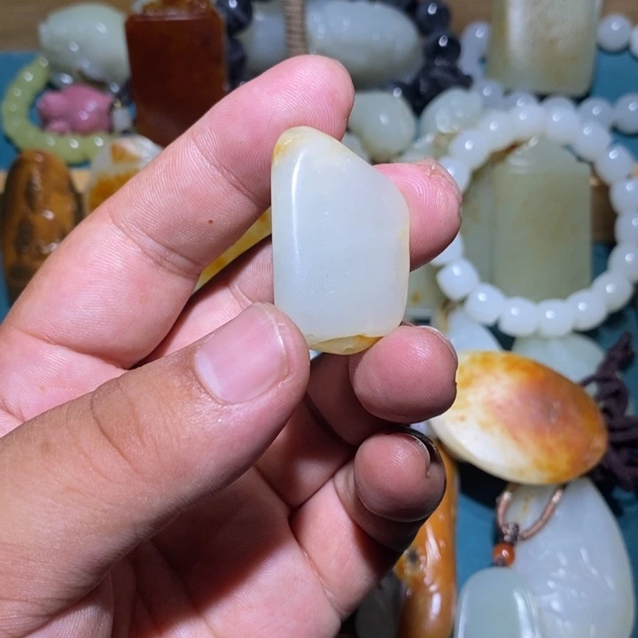 爱***刘和田玉未镶嵌颈饰