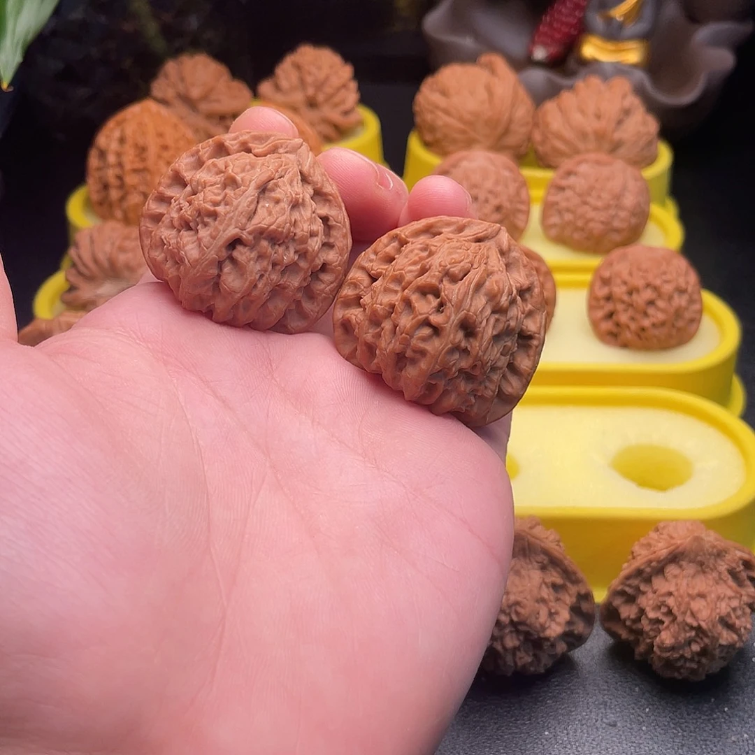 文玩核桃吊坠三角白40