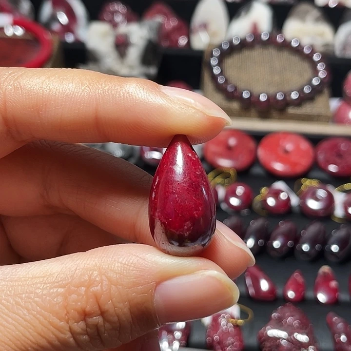 天然辰砂原矿水滴吊坠13.2克