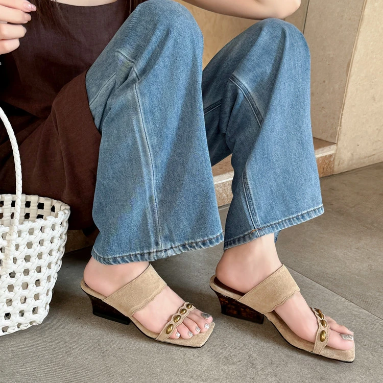 2025新款方头夏季金属铆钉法式复古风高跟4CM气质外穿拖鞋凉拖鞋