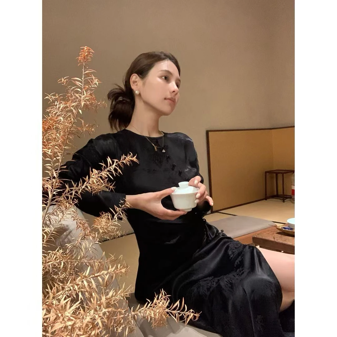Mollyeeee半遮面 暗夜冷感美人黑色微光泽长袖修身收腰气质连衣裙
