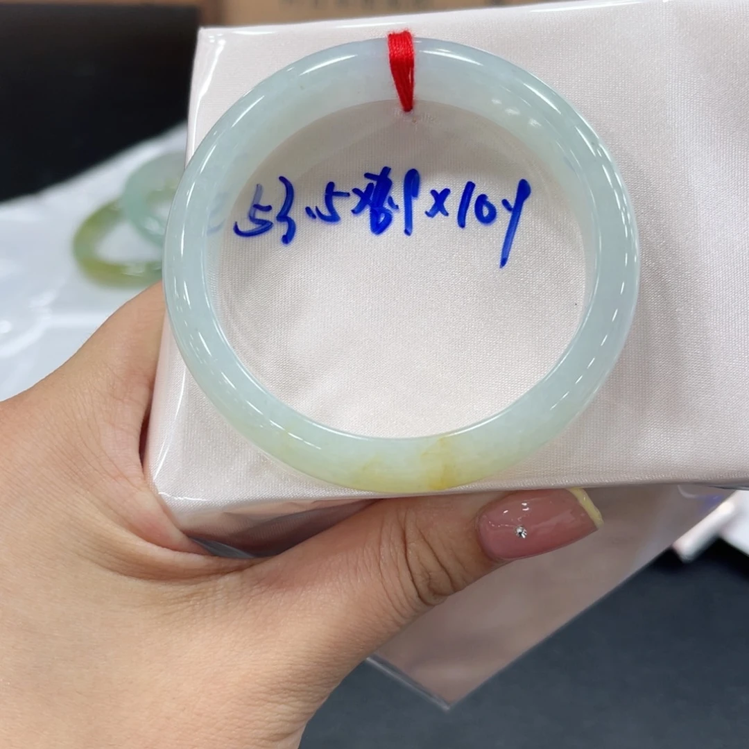 翡翠手镯未镶嵌翡翠