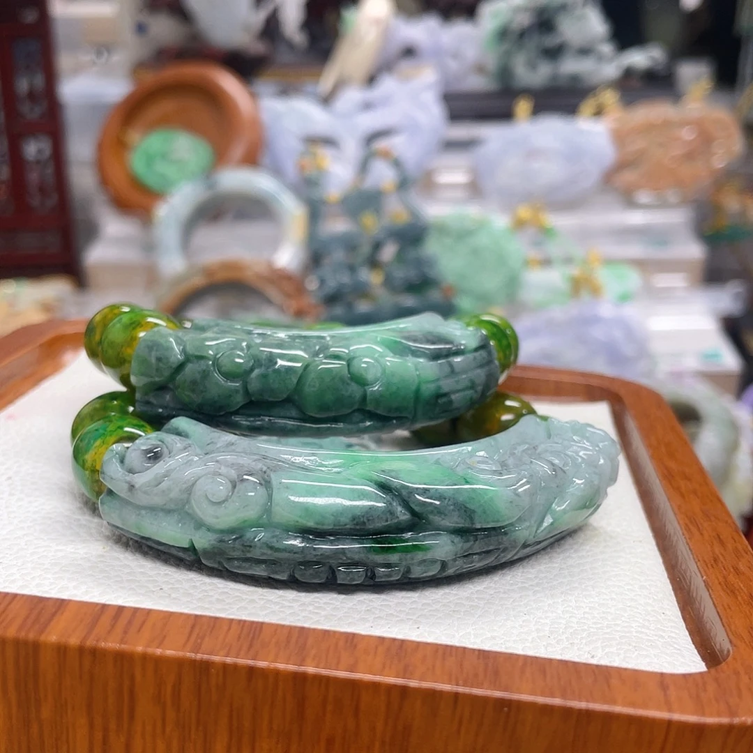 海***遥翡翠未镶嵌颈饰2条