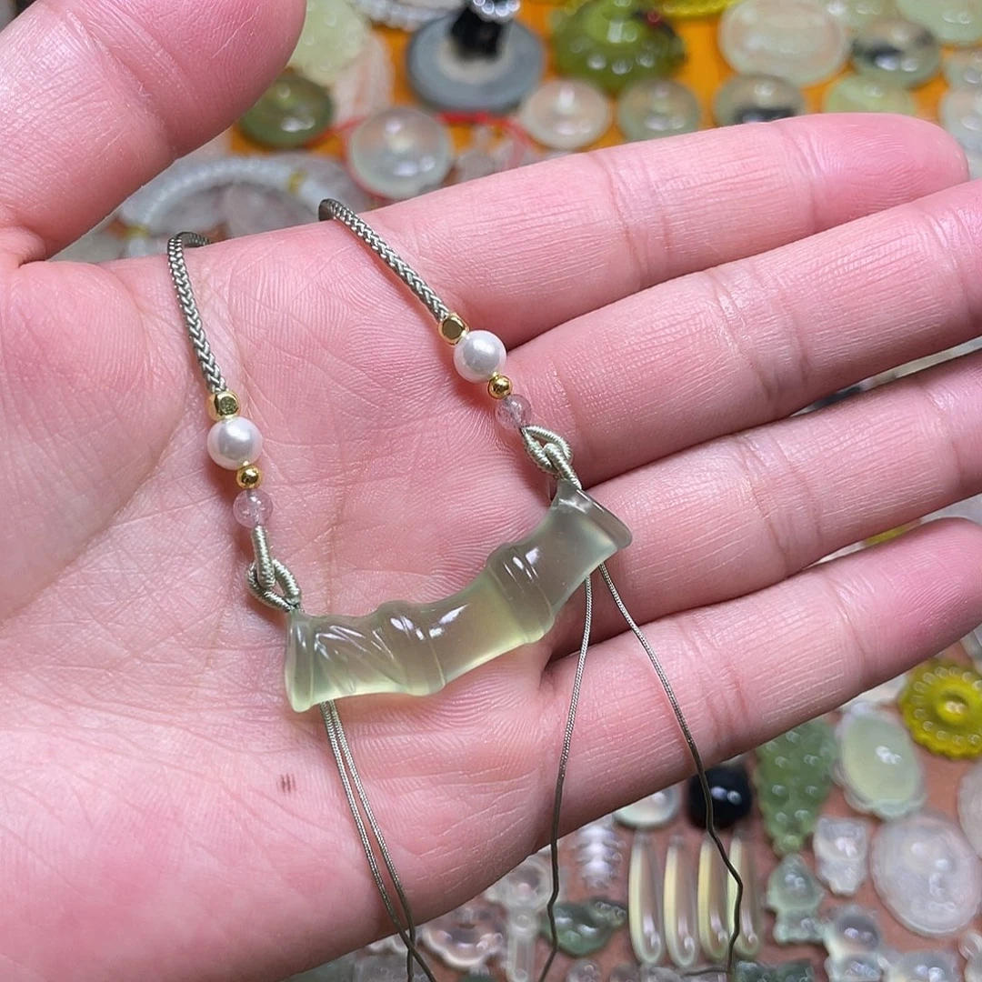 蛇纹石玉未镶嵌吊坠向***跑