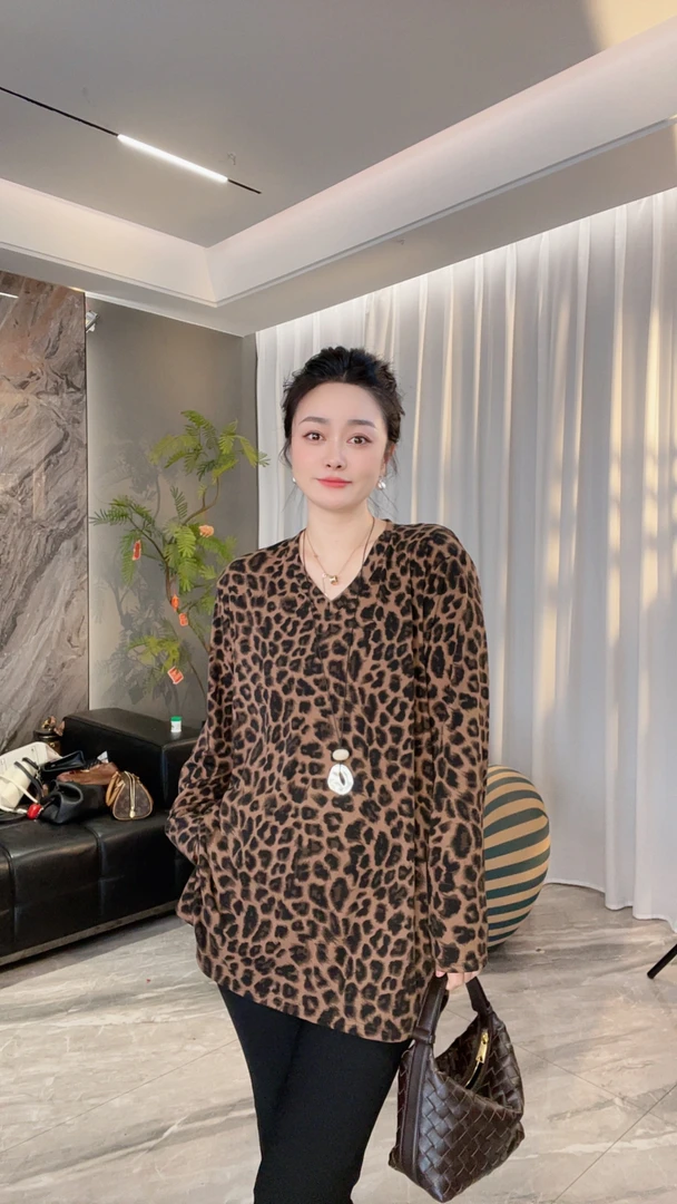 【冲姐】秋款上新气质豹纹高弹宽松大版时髦百搭V领长袖打底上衣